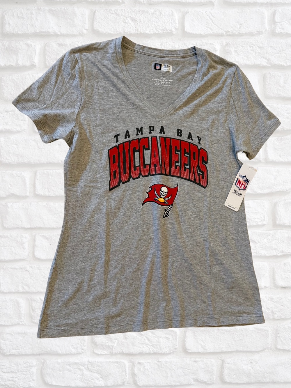 NFL Women's Gray Tampa Buccaneers Tee with Bold Red Graphic Size M NWT
